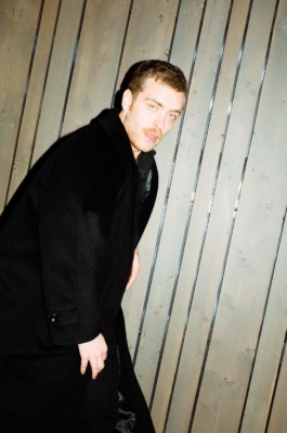 Schauspieler Portrait von Enrique Fiß. © Phillip Zwanzig