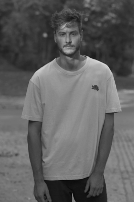 Schauspieler Portrait von Lukas Mundas. © Phillip Zwanzig