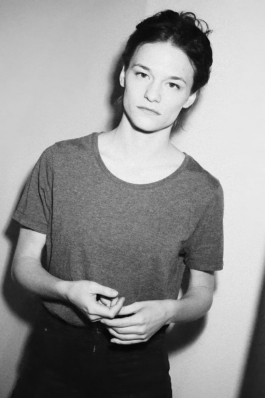 Schauspieler Portrait von Valerie Pachner. © Phillip Zwanzig